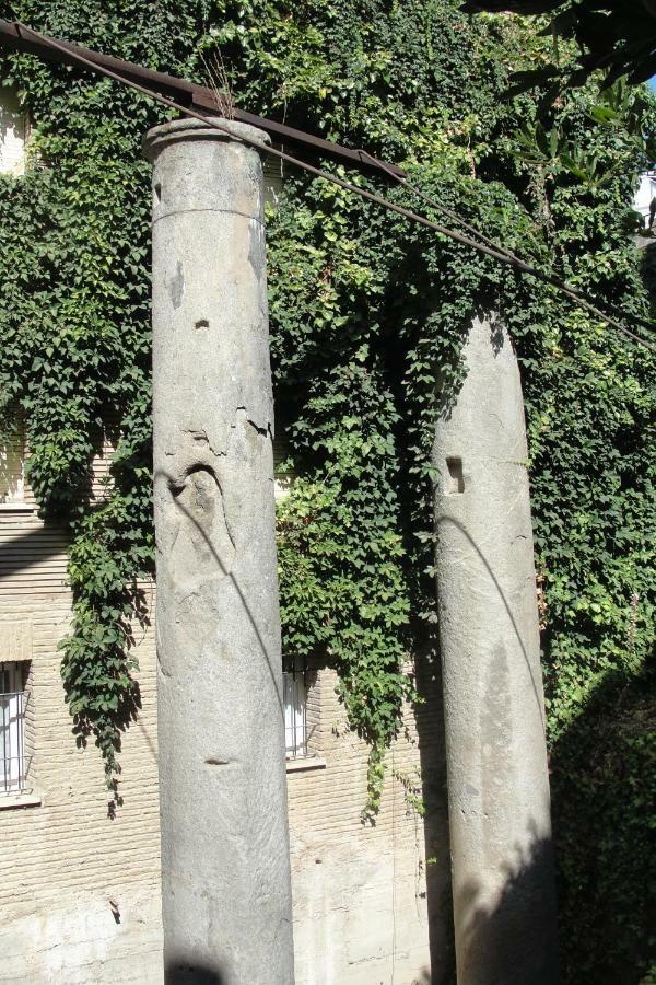 Las Columnas De Adriano. Calle Mármoles, 5 Sevilha Exterior foto